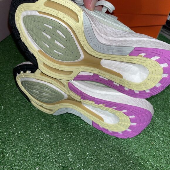 Adidas Ultra Boost 22 Linen Green White Running Shoes GX9162 Women's Size 6 - Picture 4 of 7